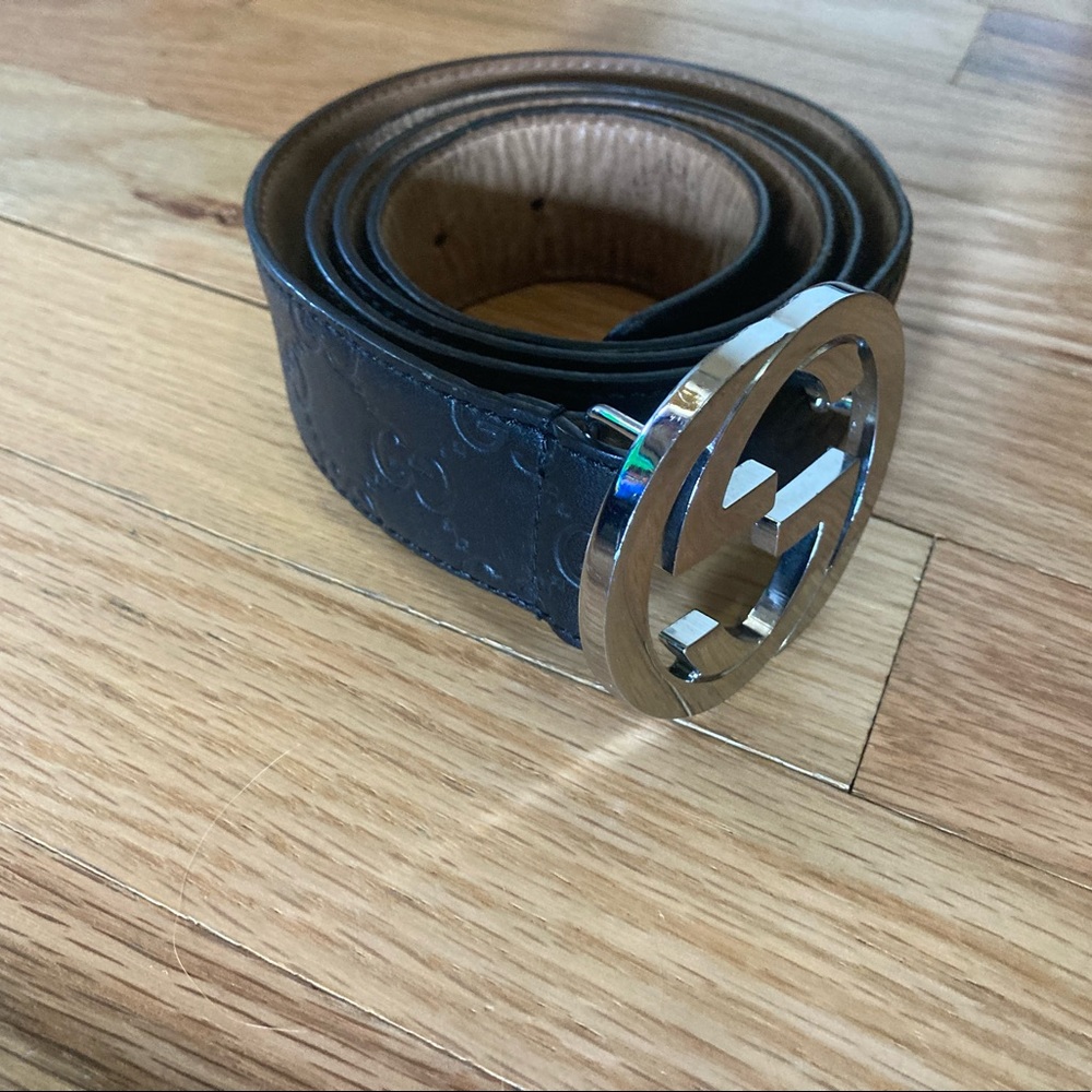 Black leather Gucci belt